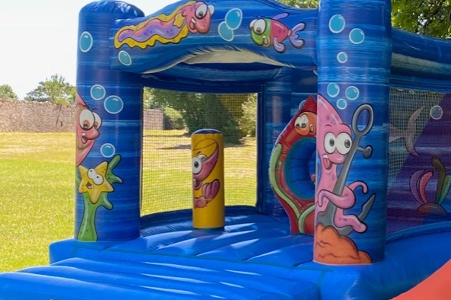 Structure gonflable en exterieur pour enfants
